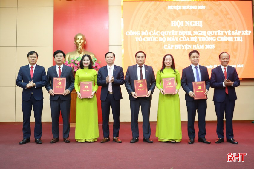 Lãnh đạo Huyện ủy Hương Sơn trao các quyết định bổ nhiệm cho các đồng chí ở Ban Tuyên giáo và Dân vận Huyện ủy