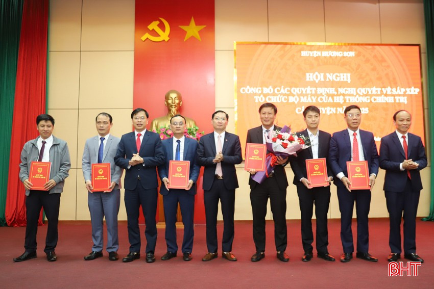 Trao các quyết định bổ nhiệm của Chủ tịch UBND Hương Sơn cho đội ngũ lãnh đạo quản lý phòng sau khi hợp nhất