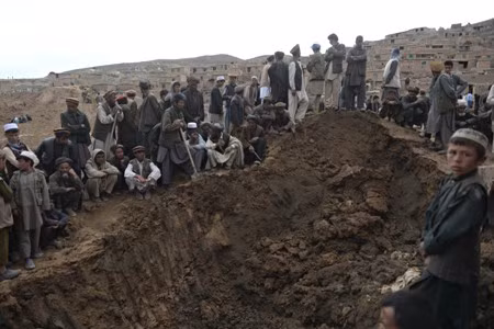 Lực lượng cứu trợ Afghanistan nỗ lực tìm kiếm nạn nhân. Ảnh: AFP/TTXVN
