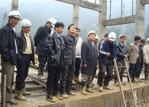 PCT UBND tỉnh Võ Kim Cự kiểm tra tiến độ xây dựng tại hiện trường...