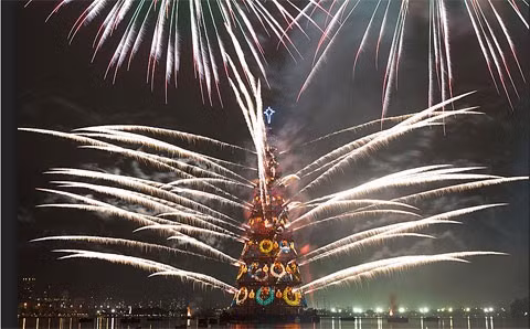 Bắn pháo hoa từ cây giáng sinh ở Rio de Janeiro (Ảnh AP)