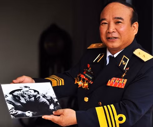 Trung tướng Phạm Xuân Thệ với hình ảnh ngồi may áo rất đời thường. Trận đánh lịch sử trong cuộc đời binh nghiệp của ông là Chiến dịch Hồ Chí Minh. 11h ngày 30/4/1975, Đại úy Phạm Xuân Thệ cùng các chiến sỹ bước vào phòng họp chính của Dinh Độc Lập. Khi Tổng thống chính quyền Sài Gòn Dương Văn Minh nói "Chúng tôi đang đợi quân giải phóng đến để bàn giao", đại úy Thệ nói ngay và câu nói đó đã đi vào lịch sử: "Các ông không bàn giao gì hết, mà phải đầu hàng vô điều kiện". Trung tướng, Phó đô đốc Nguyễn Văn Tình: Anh hùng đặc công Hải quân. Ít kể về bản thân mình song tướng Tình tạo cho người đối diện cảm giác ông luôn là con người của hành động. Trung tướng Nguyễn Ân, người tham gia chỉ huy hàng loạt trận đánh, chiến dịch lớn như Mậu Thân 1968, trận Đường 9 Nam Lào 1972... Chiến dịch thứ 5 mà tướng Nguyễn Ân chỉ huy là giải phóng Huế-Đà Nẵng và kết thúc là chiến dịch Hồ Chí Minh lịch sử. Thời bình, ông vẫn luôn giữ được “lửa” và phong thái một vị tướng trận đầy nhiệt huyết. Trung tướng Nguyễn Đức Soát lái chiếc MiG-21 liên tục bắn hạ 6 máy bay Mỹ trong năm 1972 - ông thực sự là một trong những huyền thoại của không quân Việt Nam. Ảnh tư liệu. Ông mơ ước thành lập một Câu lạc bộ Hàng không với máy bay thể thao, có trung tâm huấn luyện dành cho những người thích bay. Thiếu tướng Nguyễn Đức Huy năm nay hơn 80 tuổi. Sư đoàn 325 của ông được mệnh danh là Sư đoàn Gió lốc. Cuốn sách Valley Vets II - an oral history của William L. Adam (Mỹ), trong phần phỏng vấn tướng Huy, tác giả đã dành từ “lịch lãm” để nói về ông. Ba lý do để đánh thắng quân đội Mỹ mà tướng Huy nêu ra trong cuộc phỏng vấn là: Bộ đội Việt Nam không sợ hy sinh, đã chiến đấu vì trái tim, vì tự do của Tổ quốc; sự am hiểu địa hình chiến đấu, biết lúc nào vây, lúc nào lấn và quân Mỹ không chỉ đối phó với quân giải phóng mà còn phải chiến đấu với cả dân tộc Việt Nam. Đại tướng Võ Nguyên Giáp dịp kỷ niệm 55 năm chiến thắng Điện Biên. Ông luôn là biểu tượng cao nhất của Quân đội nhân dân Việt Nam.