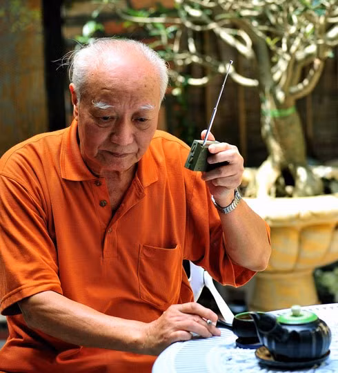 Trung tướng Phạm Xuân Thệ với hình ảnh ngồi may áo rất đời thường. Trận đánh lịch sử trong cuộc đời binh nghiệp của ông là Chiến dịch Hồ Chí Minh. 11h ngày 30/4/1975, Đại úy Phạm Xuân Thệ cùng các chiến sỹ bước vào phòng họp chính của Dinh Độc Lập. Khi Tổng thống chính quyền Sài Gòn Dương Văn Minh nói "Chúng tôi đang đợi quân giải phóng đến để bàn giao", đại úy Thệ nói ngay và câu nói đó đã đi vào lịch sử: "Các ông không bàn giao gì hết, mà phải đầu hàng vô điều kiện". Trung tướng, Phó đô đốc Nguyễn Văn Tình: Anh hùng đặc công Hải quân. Ít kể về bản thân mình song tướng Tình tạo cho người đối diện cảm giác ông luôn là con người của hành động. Trung tướng Nguyễn Ân, người tham gia chỉ huy hàng loạt trận đánh, chiến dịch lớn như Mậu Thân 1968, trận Đường 9 Nam Lào 1972... Chiến dịch thứ 5 mà tướng Nguyễn Ân chỉ huy là giải phóng Huế-Đà Nẵng và kết thúc là chiến dịch Hồ Chí Minh lịch sử. Thời bình, ông vẫn luôn giữ được “lửa” và phong thái một vị tướng trận đầy nhiệt huyết. Trung tướng Nguyễn Đức Soát lái chiếc MiG-21 liên tục bắn hạ 6 máy bay Mỹ trong năm 1972 - ông thực sự là một trong những huyền thoại của không quân Việt Nam. Ảnh tư liệu. Ông mơ ước thành lập một Câu lạc bộ Hàng không với máy bay thể thao, có trung tâm huấn luyện dành cho những người thích bay. Thiếu tướng Nguyễn Đức Huy năm nay hơn 80 tuổi. Sư đoàn 325 của ông được mệnh danh là Sư đoàn Gió lốc. Cuốn sách Valley Vets II - an oral history của William L. Adam (Mỹ), trong phần phỏng vấn tướng Huy, tác giả đã dành từ “lịch lãm” để nói về ông. Ba lý do để đánh thắng quân đội Mỹ mà tướng Huy nêu ra trong cuộc phỏng vấn là: Bộ đội Việt Nam không sợ hy sinh, đã chiến đấu vì trái tim, vì tự do của Tổ quốc; sự am hiểu địa hình chiến đấu, biết lúc nào vây, lúc nào lấn và quân Mỹ không chỉ đối phó với quân giải phóng mà còn phải chiến đấu với cả dân tộc Việt Nam. Đại tướng Võ Nguyên Giáp dịp kỷ niệm 55 năm chiến thắng Điện Biên. Ông luôn là biểu tượng cao nhất của Quân đội nhân dân Việt Nam.