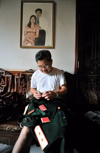 Trung tướng Phạm Xuân Thệ với hình ảnh ngồi may áo rất đời thường. Trận đánh lịch sử trong cuộc đời binh nghiệp của ông là Chiến dịch Hồ Chí Minh. 11h ngày 30/4/1975, Đại úy Phạm Xuân Thệ cùng các chiến sỹ bước vào phòng họp chính của Dinh Độc Lập. Khi Tổng thống chính quyền Sài Gòn Dương Văn Minh nói "Chúng tôi đang đợi quân giải phóng đến để bàn giao", đại úy Thệ nói ngay và câu nói đó đã đi vào lịch sử: "Các ông không bàn giao gì hết, mà phải đầu hàng vô điều kiện". Trung tướng, Phó đô đốc Nguyễn Văn Tình: Anh hùng đặc công Hải quân. Ít kể về bản thân mình song tướng Tình tạo cho người đối diện cảm giác ông luôn là con người của hành động. Trung tướng Nguyễn Ân, người tham gia chỉ huy hàng loạt trận đánh, chiến dịch lớn như Mậu Thân 1968, trận Đường 9 Nam Lào 1972... Chiến dịch thứ 5 mà tướng Nguyễn Ân chỉ huy là giải phóng Huế-Đà Nẵng và kết thúc là chiến dịch Hồ Chí Minh lịch sử. Thời bình, ông vẫn luôn giữ được “lửa” và phong thái một vị tướng trận đầy nhiệt huyết. Trung tướng Nguyễn Đức Soát lái chiếc MiG-21 liên tục bắn hạ 6 máy bay Mỹ trong năm 1972 - ông thực sự là một trong những huyền thoại của không quân Việt Nam. Ảnh tư liệu. Ông mơ ước thành lập một Câu lạc bộ Hàng không với máy bay thể thao, có trung tâm huấn luyện dành cho những người thích bay. Thiếu tướng Nguyễn Đức Huy năm nay hơn 80 tuổi. Sư đoàn 325 của ông được mệnh danh là Sư đoàn Gió lốc. Cuốn sách Valley Vets II - an oral history của William L. Adam (Mỹ), trong phần phỏng vấn tướng Huy, tác giả đã dành từ “lịch lãm” để nói về ông. Ba lý do để đánh thắng quân đội Mỹ mà tướng Huy nêu ra trong cuộc phỏng vấn là: Bộ đội Việt Nam không sợ hy sinh, đã chiến đấu vì trái tim, vì tự do của Tổ quốc; sự am hiểu địa hình chiến đấu, biết lúc nào vây, lúc nào lấn và quân Mỹ không chỉ đối phó với quân giải phóng mà còn phải chiến đấu với cả dân tộc Việt Nam. Đại tướng Võ Nguyên Giáp dịp kỷ niệm 55 năm chiến thắng Điện Biên. Ông luôn là biểu tượng cao nhất của Quân đội nhân dân Việt Nam.