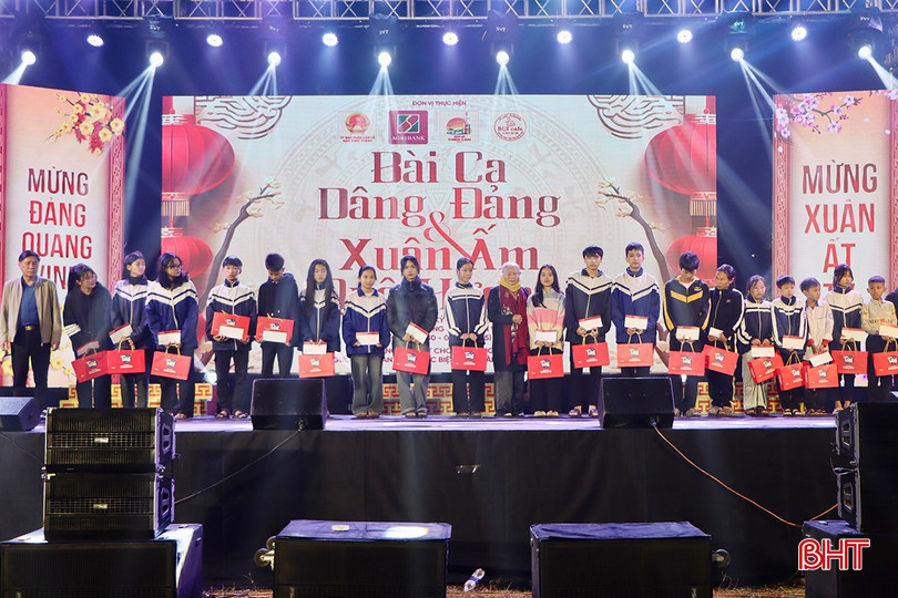 Nhà tài trợ trao 20 suất quà cho các em học sinh nghèo vượt khó trong học tập.