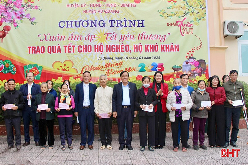 Những phần quà ý nghĩa được trao tận tay đến từng gia đình.