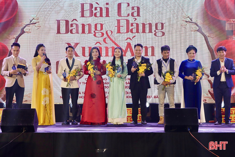 ... và các nghệ sĩ tham dự chương trình.