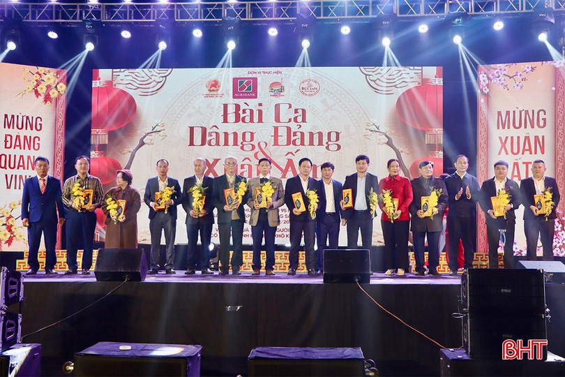 Ban tổ chức tặng hoa cho các nhà tài trợ...