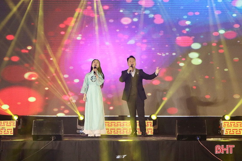 Ca sỹ Thanh Phong và Hà Quỳnh Như song ca một số ca khúc tại chương trình.