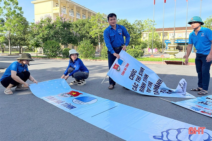 Tuổi trẻ huyện Hương Sơn triển khai nhiều hoạt động ý nghĩa, thiết thực, góp phần động viên tinh thần, tiếp thêm sức mạnh, nghị lực và niềm tin đến thí sinh. Bạn Nguyễn Thị Lan chia sẻ: "Chúng tôi rất vui khi được là một phần của chương trình Tiếp sức mùa thi, đồng hành cùng các thí sinh và giảm bớt những lo lắng để các em có thể tập trung tốt nhất cho bài thi của mình".