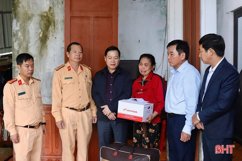 Thăm hỏi gia đình nạn nhân tử vong do tai nạn giao thông ảnh 3