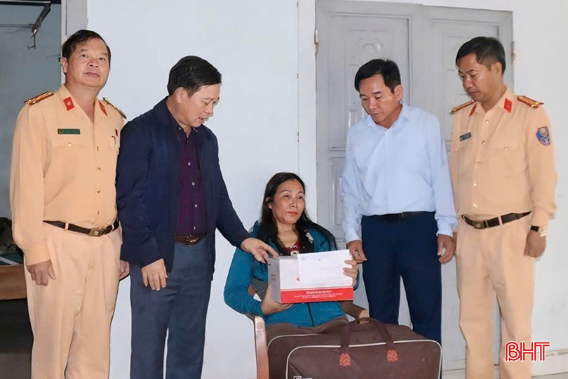 Thăm hỏi gia đình nạn nhân tử vong do tai nạn giao thông ảnh 4