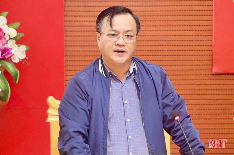 Phó Trưởng ban Kinh tế - Ngân sách (HĐND tỉnh) Nguyễn Văn Tuấn phát biểu tại buổi thảo luận.