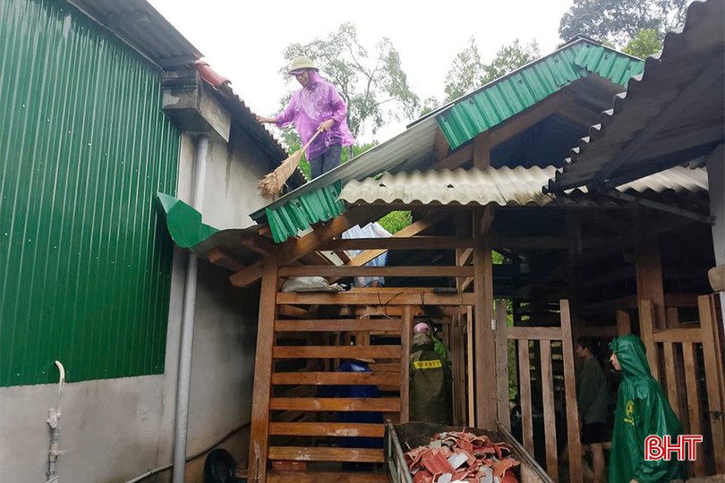Chính quyền địa phương xã Sơn Giang và các lực lượng hỗ trợ người dân gia cố chuồng trại chăn nuôi hươu do bị tốc mái bởi gió lớn.