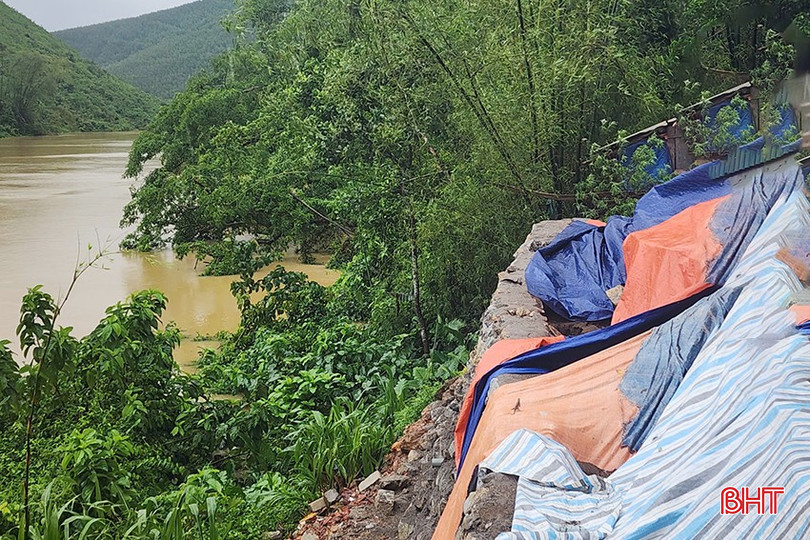 Tại xã Vũ Quang, mưa lớn từ sáng sớm đến trưa nay đã khiến mực nước sông Ngàn Trươi dâng cao, một số điểm xung yếu xuất hiện tình trạng xói lở.