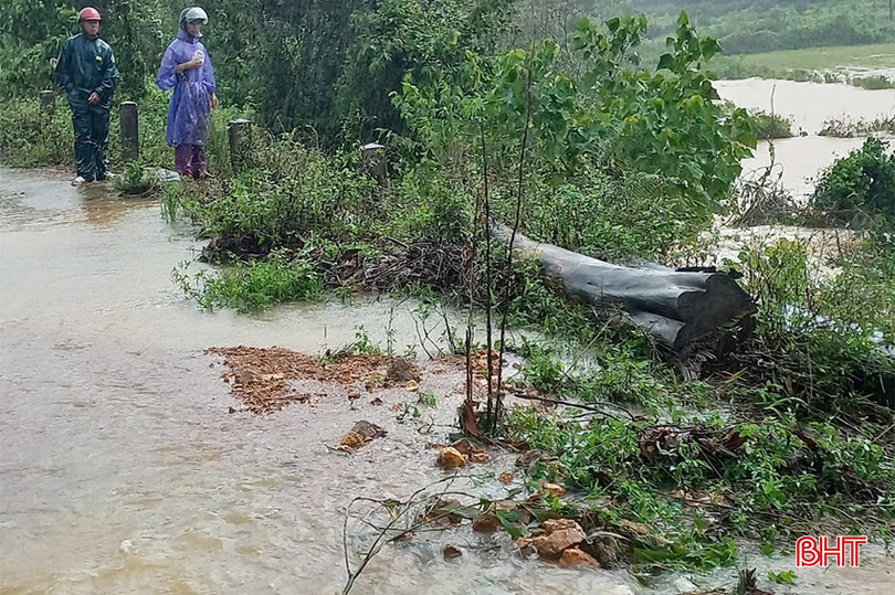 Một số tuyến đường ở thôn Liên Châu (xã Thượng Đức) bị nước lũ băng qua, hiện chính quyền địa phương đã bố trí lực lượng thường trực và cắm biển cảnh báo để đảm bảo an toàn cho người dân.