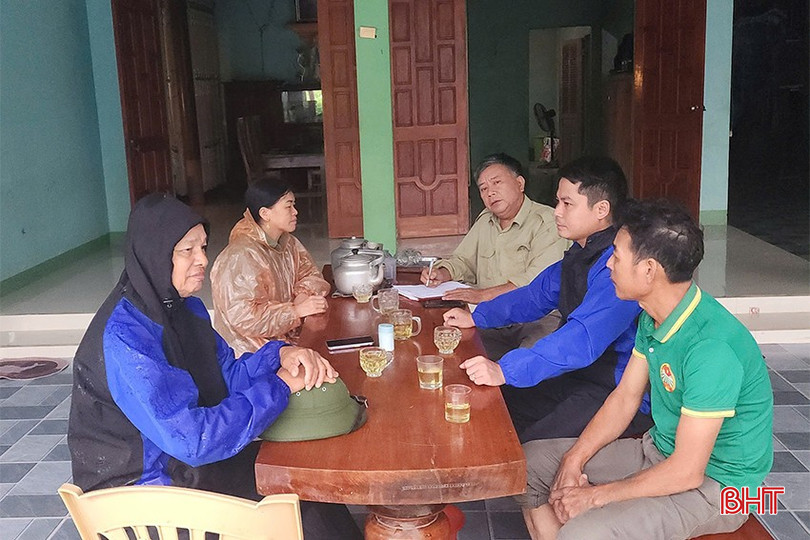 Chính quyền địa phương xã Vũ Quang vận động, hỗ trợ gia đình ông Lâm đến nơi an toàn, đề phòng nước sông dâng cao và sạt lở nghiêm trọng.