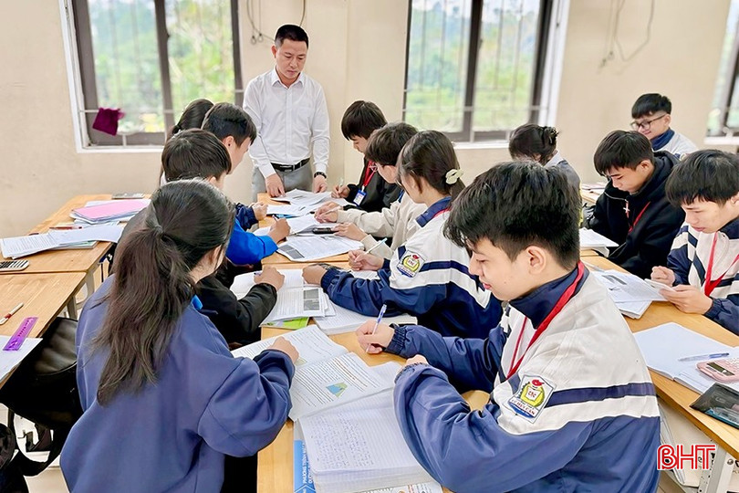 Ở lớp, Phi Hào thường xuyên trao đổi với thầy cô và bạn bè về các bài học.