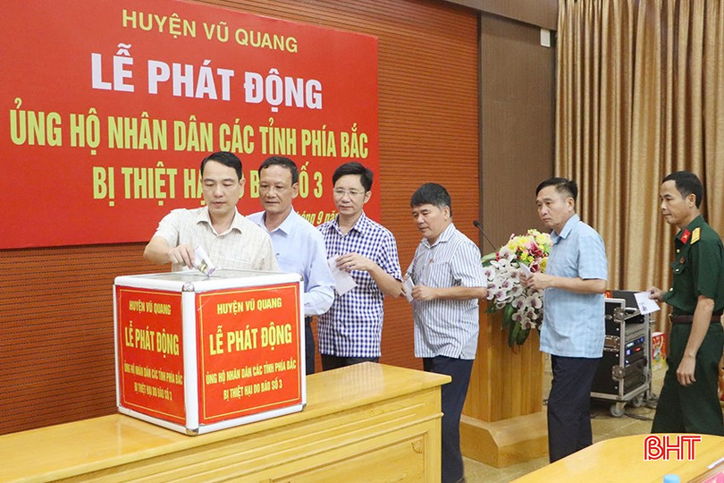 Cán bộ, công chức, viên chức, người lao động các đơn vị tham gia quyên góp, ủng hộ đồng bào bị thiên tai.