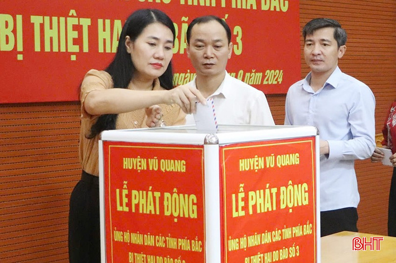 Các đồng chí trong Thường trực Huyện uỷ Vũ Quang tham gia ủng hộ.