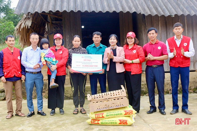 Tại huyện Vũ Quang, Hội Chữ thập đỏ tỉnh cùng các ban, ngành, đoàn thể địa phương đã trao biểu trưng hỗ trợ kinh phí mua nguyên vật liệu và hỗ trợ sinh kế nuôi gà trị giá 11 triệu đồng cho gia đình anh Bùi Văn ở thôn 7 (xã Đức Bồng). Gia đình anh Văn thuộc diện hộ cận nghèo, vì hoàn cảnh khó khăn nên không có điều kiện tu sửa nhà cửa, căn nhà đã xuống cấp, ẩm thấp, dột nát.