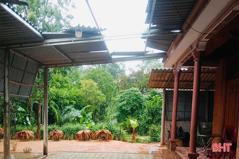 Một số nhà dân ở xã Sơn Hồng bị gió lớn làm tốc mái.