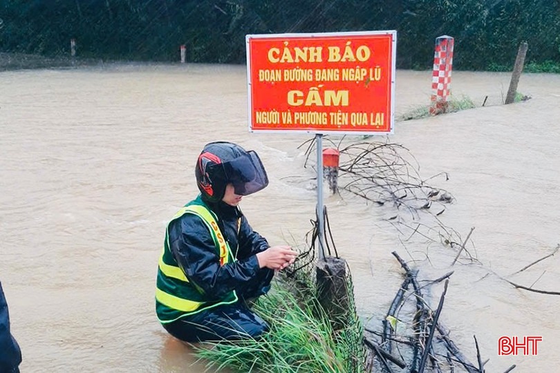 Mưa lớn kéo dài khiến một số tuyến đường ở xã Sơn Tiến ngập cục bộ. Chính quyền địa phương đã cắm biển cấm người và phương tiện lưu thông.
