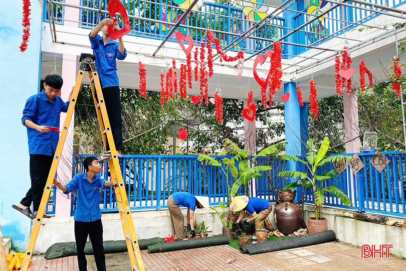 Trước diễn biến phức tạp của bão số 10, tuổi trẻ Hà Tĩnh đã đồng loạt ra quân với nhiều phần việc cụ thể, góp sức cùng chính quyền và người dân hạn chế rủi ro, giảm thiểu thiệt hại. Trong ảnh: Đoàn viên thanh niên phường Thành Sen khẩn trương đến các trường học trên địa bàn để thu dọn, sắp xếp lại khu vui chơi ngoài trời và các công trình có nguy cơ đổ sập.