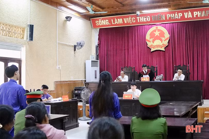 Nhóm bị cáo nhận bản án nghiêm minh từ phía HĐXX.