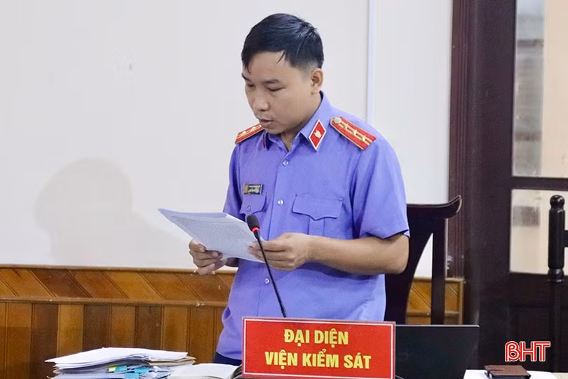 Đại diện Viện KSND tỉnh Hà Tĩnh trình bày bản luận tội tại phiên toà số hoá.