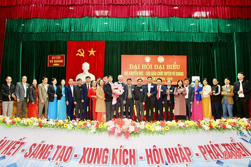 Ban Chấp hành Hội Khuyến học - Cựu giáo chức huyện Vũ Quang khóa II, nhiệm kỳ 2024 - 2029 ra mắt, nhận nhiệm vụ.