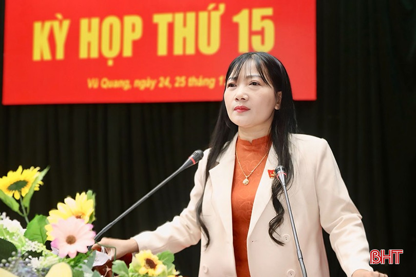 Phó Chủ tịch UBND huyện Vũ Quang Phan Hồng Yến báo cáo tóm tắt tình hình hình KT-XH năm 2024; phương hướng, mục tiêu, nhiệm vụ và giải pháp phát triển năm 2025; tờ trình thông qua Nghị quyết KT-XH năm 2025.