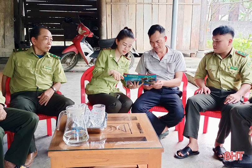 Cán bộ Hạt Kiểm lâm Vũ Quang tuyên truyền phòng cháy chữa cháy rừng (PCCCR) cho người dân xã Quang Thọ.