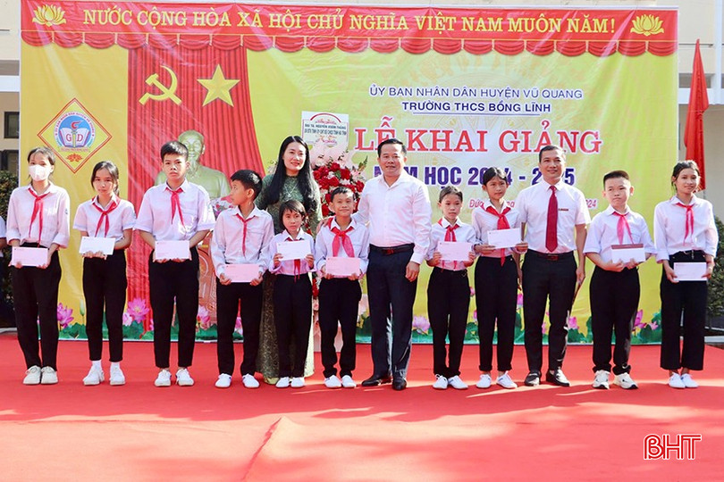 Đại tá Nguyễn Xuân Thắng - Chỉ huy trưởng Bộ CHQS tỉnh và lãnh đạo huyện Vũ Quang tặng quà cho các em học sinh vượt khó học giỏi, các phần quà do Ngân hàng NN&amp;PTNT huyện Vũ Quang hỗ trợ.