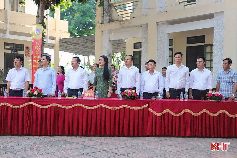 Đại biểu dự lễ khai giảng năm học mới tại Trường THCS Bồng Lĩnh.