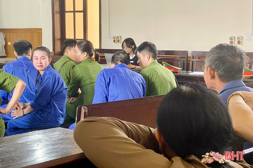 Nguyễn Thị Huyền Thương đưa mắt nhìn người cha tóc đã pha sương trong nỗi ân hận.