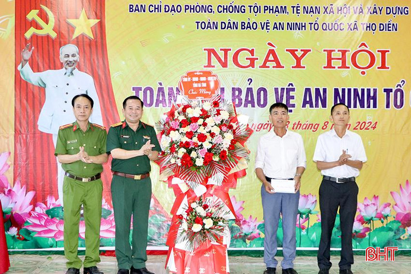 Tại ngày hội, Đại tá Nguyễn Xuân Thắng - Chỉ huy trưởng Bộ CHQS tỉnh và đại diện Công an tỉnh tặng hoa chúc mừng cán bộ, đảng viên và Nhân dân thôn 5.
