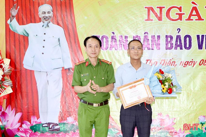 Đại diện Công an tỉnh tặng giấy khen cho ông Nguyễn Đăng Nhàn - Chủ tịch UBND xã Thọ Điền.