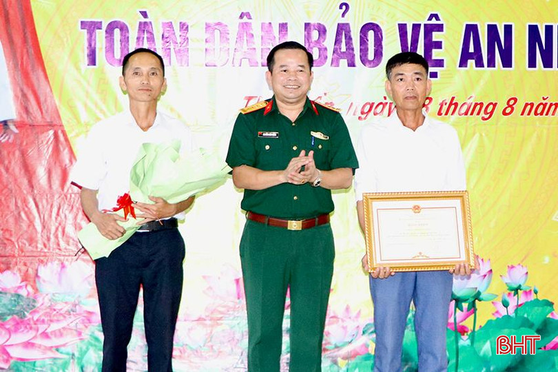 Dịp này, Đại tá Nguyễn Xuân Thắng - Chỉ huy Trưởng Bộ CHQS tỉnh đã tặng bằng khen của Chủ tịch UBND tỉnh cho cán bộ và Nhân dân thôn 5…