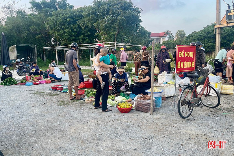 "Thấy người dân thường đưa hàng hoá đến đây bán nên tôi cũng đến bán theo. Ở đây sát đường lớn, người qua lại đông nên việc buôn bán dễ hơn ở chợ chính" - một tiểu thương cho biết.