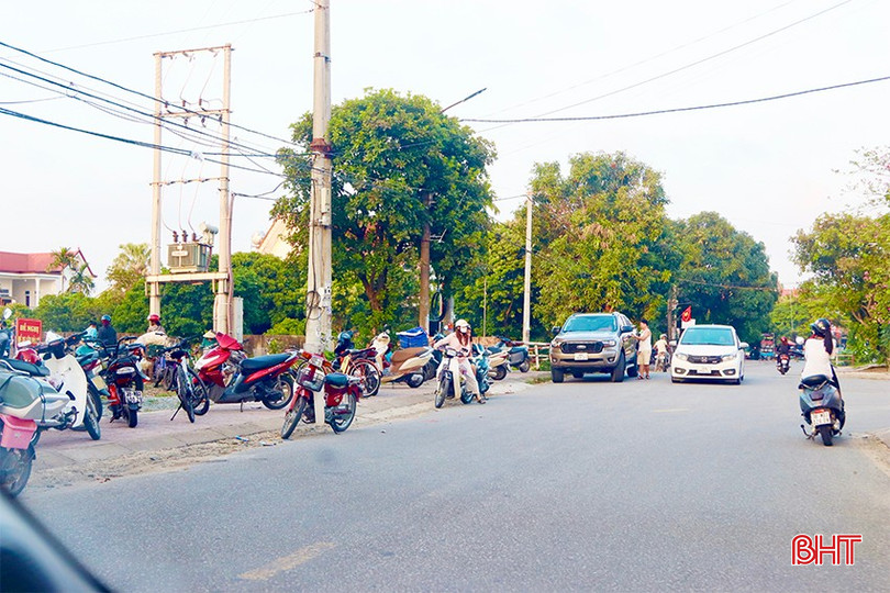 Chị Hoàng Thị M. (thị trấn Cẩm Xuyên) cho biết: “Buổi chiều khi đi qua chợ cóc này phải giảm tốc độ bởi tình trạng xe máy, ô tô dựng ngổn ngang dọc lề đường... Mong rằng, các cơ quan chức năng sớm có biện pháp xử lý, bởi chỉ cần một chút sơ sẩy là có thể xảy ra tai nạn".