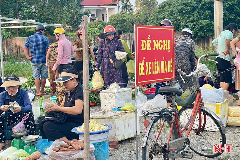 Dù không được phép hoạt động nhưng tại khu chợ tự phát này vẫn vô tư đặt biển "đề nghị để xe lên vỉa hè" để thuận tiện cho việc mua bán.