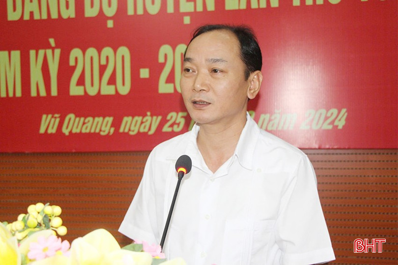 Phó Bí thư Thường trực Huyện uỷ Vũ Quang Nguyễn Thiều Quang báo cáo một số kết quả tại hội nghị.