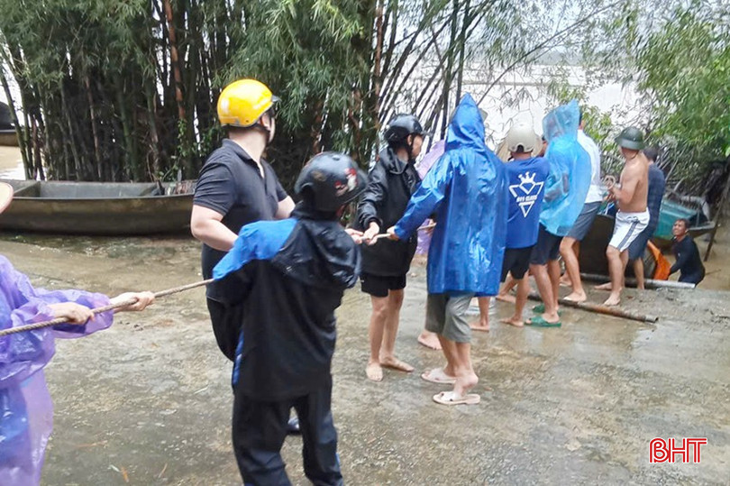 Tại thôn Tiền Phong - một trong những vùng "rốn lũ" thường xuyên chịu ảnh hưởng của mưa bão, trong sáng 28/9, lãnh đạo UBND xã Đức Quang đã phối hợp với người dân kéo 10 thuyền lên bờ tránh nguy cơ bị đánh chìm, số thuyền còn lại được giằng néo, đảm bảo an toàn, tránh thiệt hại về tài sản.