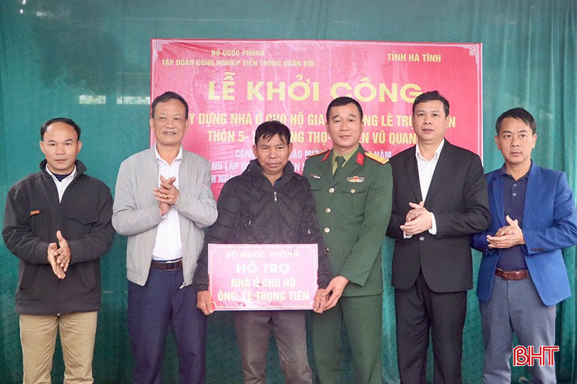Trao biểu trưng hỗ trợ nhà ở cho ông Lê Văn Tiến.