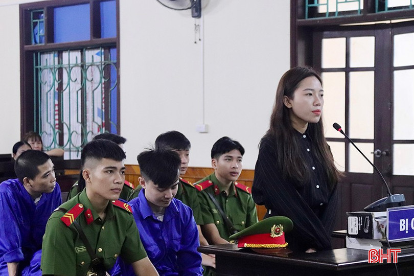 Các bị cáo tại phần thẩm vấn công khai.