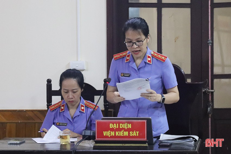 Đại diện Viện Kiểm sát nhân dân tỉnh công bố bản cáo trạng.