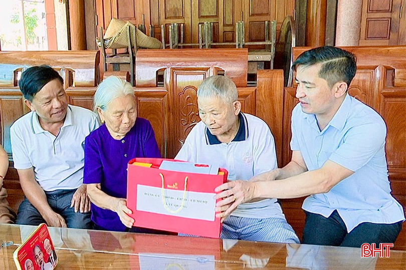 Trong dịp này, xã Vũ Quang trao tặng quà cho 65 đảng viên trên 50 năm tuổi Đảng.