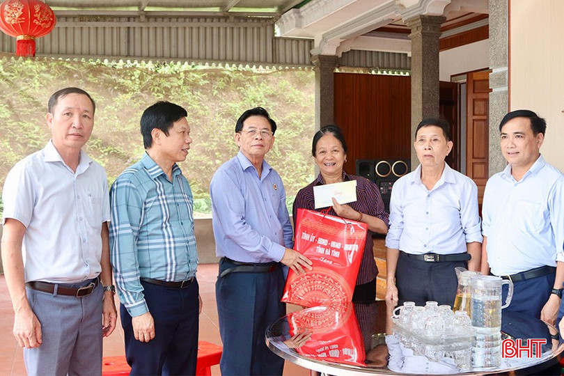 Đoàn tặng quà bà Trần Thị Quế (SN 1954, trú thôn 1, xã Quang Thọ).