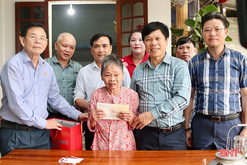 Đoàn tri ân, tặng quà bà Bùi Thị Thái.